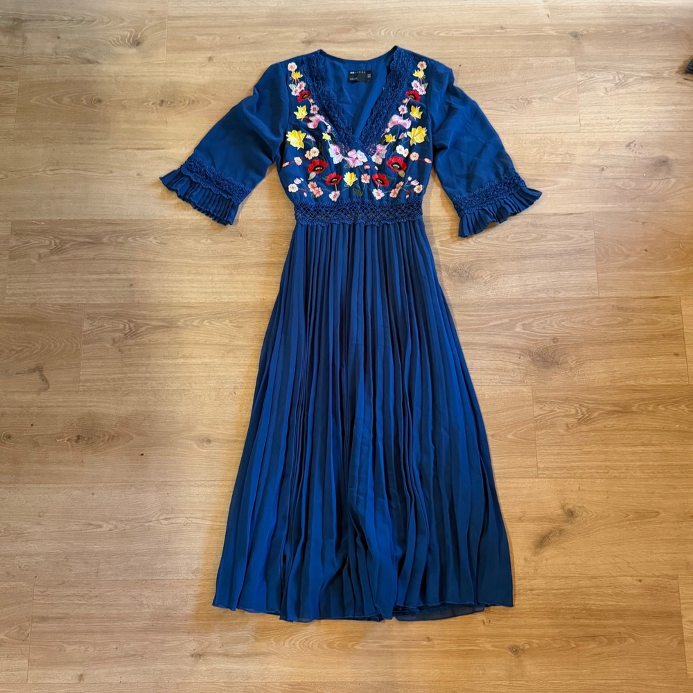 ASOS DESIGN Blue Floral Embroidered Pleated Midi Dress Crochet Lace V-Neck US 4